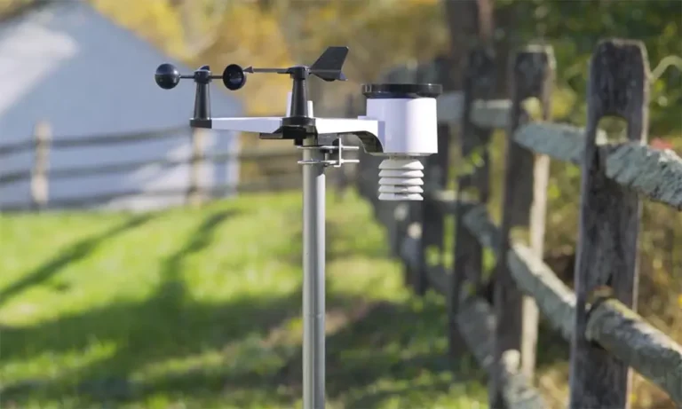 In which places should a weather station be situated and why?