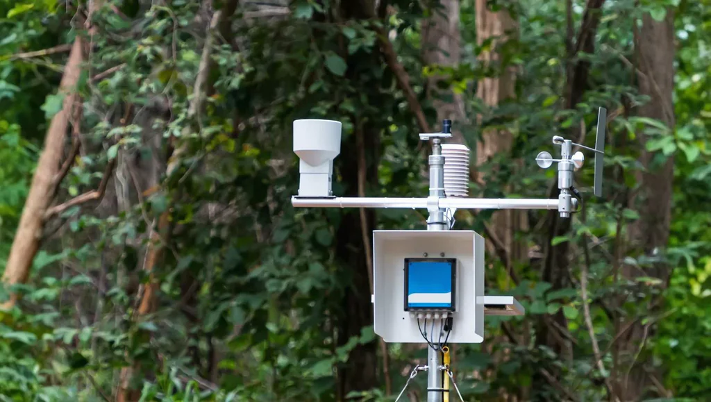 Anemometer for Real-Time Wind Speed and Direction Monitoring